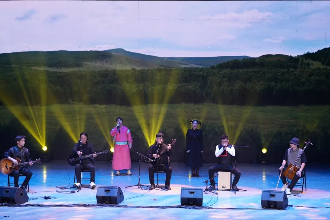 内蒙古迎来夏日演出潮：草莓音乐节首落敕勒川草原，沉浸式歌会、华耀盛典、青春时光机接续开唱